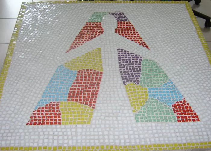 Stèle en béton armé et pâte de verre pour l'extérieur, image 1