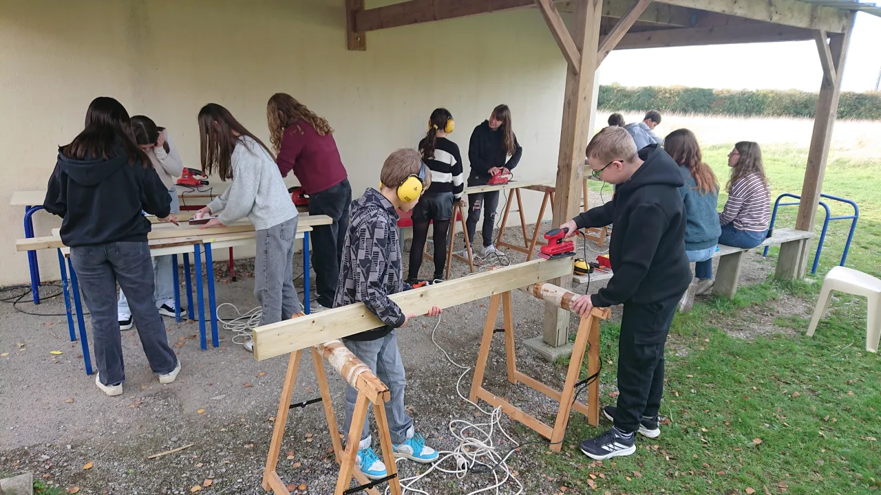 Réalisation de deux tables de pique-nique avec les 4ème de la MFR de la Meignanne