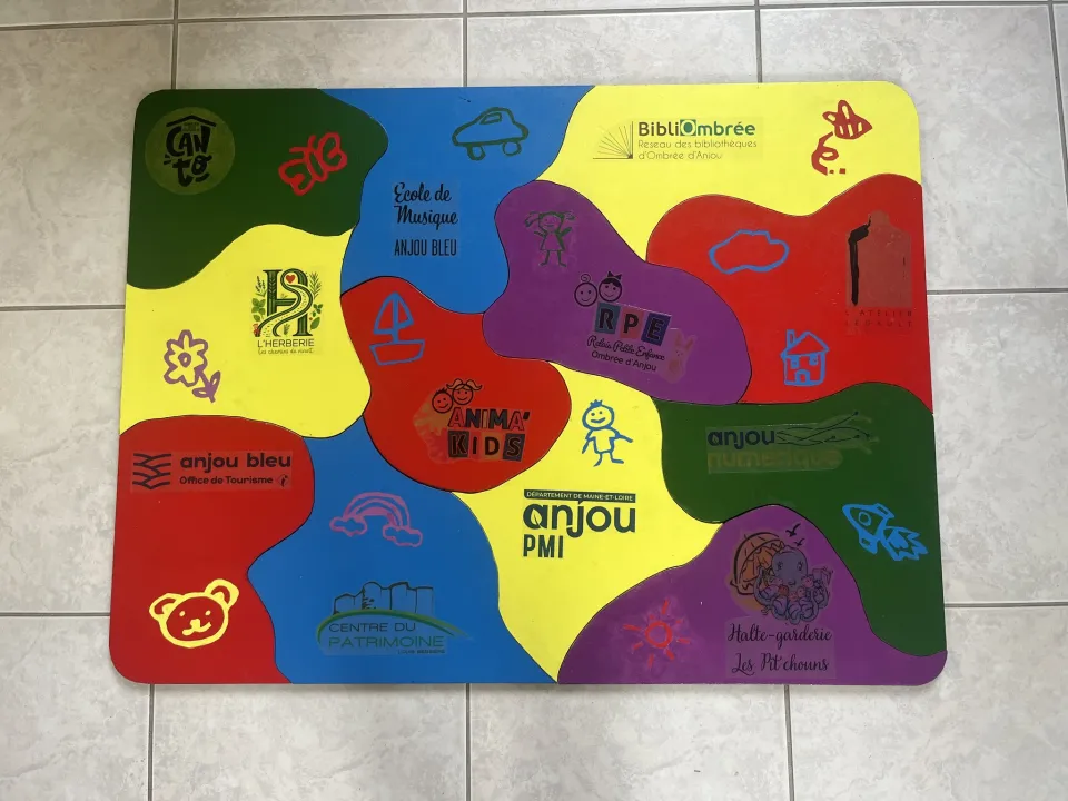 Réalisation d'un puzzle géant pour la semaine Enfance Famille