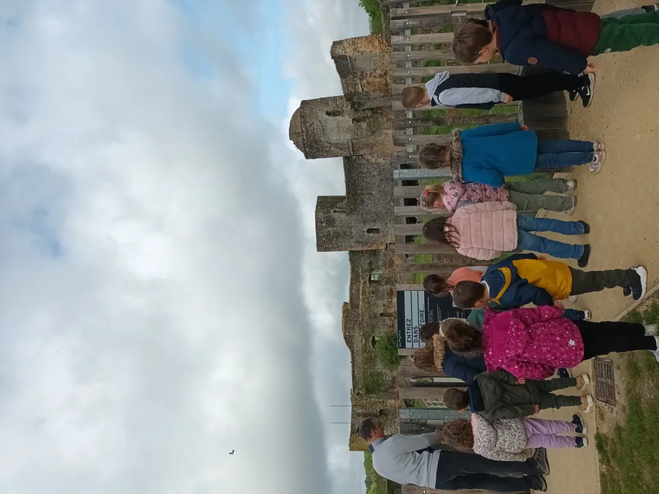 Visite du château et grand jeu pour l'accueil de loisir d'Ombrée d'Anjou