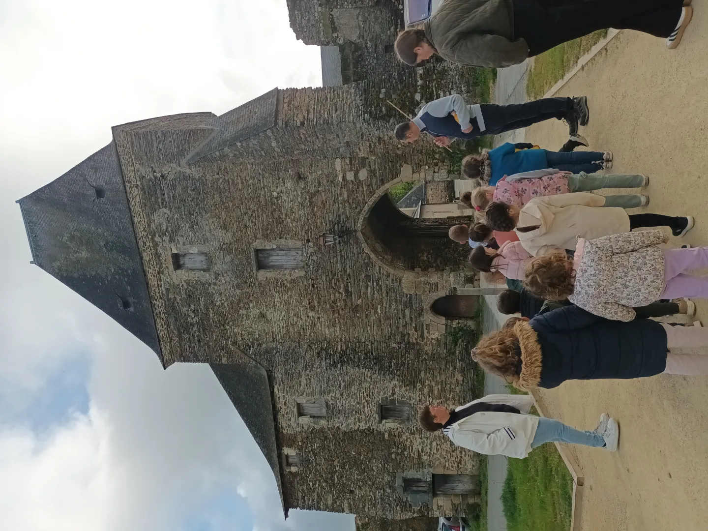 Visite du château et grand jeu pour l'accueil de loisir d'Ombrée d'Anjou, image 4